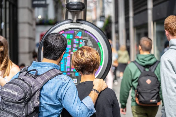 London, Storbritannien, 14 juli 2019. Samtal mellan två personer i trångt Street London nära gatukartaplatsen. Utvalt fokus — Stockfoto