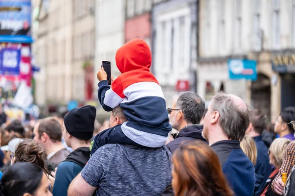Εδιμβούργο, Σκωτία, 8 Αυγούστου 2019. Το αγοράκι βιντεοσκοπεί τους μπαμπάδες του.Φεστιβάλ του Εδιμβούργου Ακραία — Φωτογραφία Αρχείου