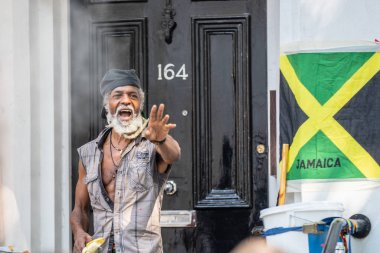 Londra, İngiltere ,25 Ağustos 2019.Notting Hill Karnavalı başkentsokaklarında ki kalabalığın arasına karışArak tüm hızıyla devam ederken, Karayipler rengi Londra'nın batısına geliyor