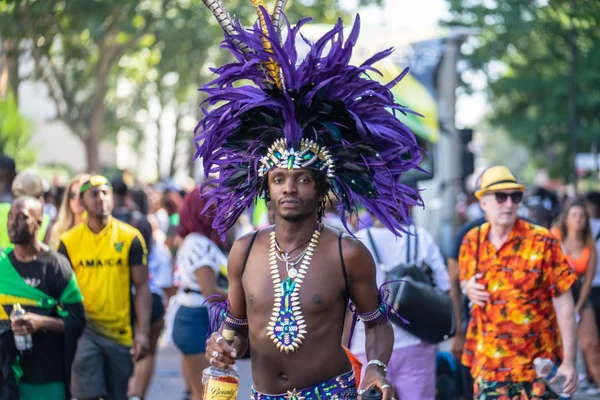 Londyn, Wielka Brytania, 25 sierpnia 2019. Karaibski kolor przychodzi do zachodniego Londynu jak Notting Hill Carnival dostaje się w pełnym rozkwicie z setek tysięcy łączących tłum na ulicach stolic — Zdjęcie stockowe