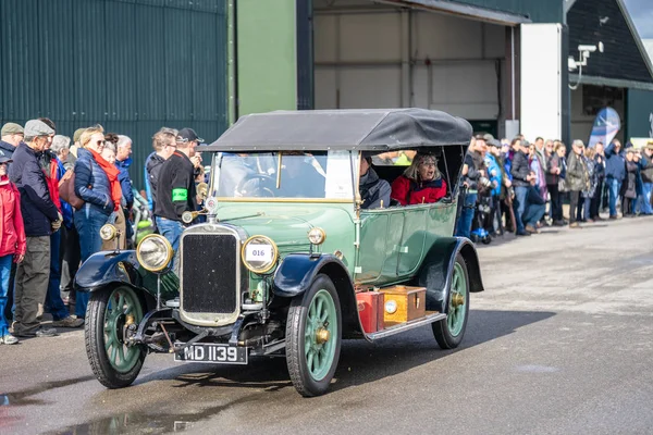 OLD WARDEN, BEDFORDSHIRE, Reino Unido, OUTUBRO 6, 2019.Carros desportivos vintage. Dia de corrida em Shuttleworth . — Fotografia de Stock