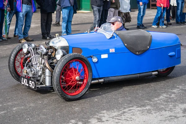 Gamla fängelsedirektören, Bedfordshire, Storbritannien, 6 oktober 2019.Vintage sportbilar. Tävlingsdag i Shuttleworth. — Stockfoto