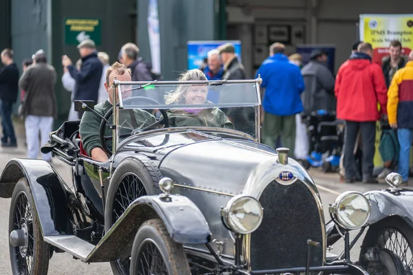 OLD WARDEN, BEDFORDSHIRE, Reino Unido, OUTUBRO 6, 2019.Carros desportivos vintage. Dia de corrida em Shuttleworth . — Fotografia de Stock