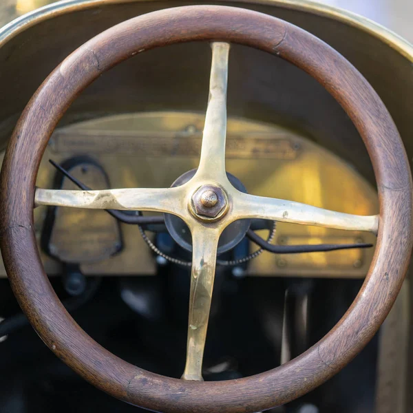 Vintage antique en bois classique volant de voiture — Photo