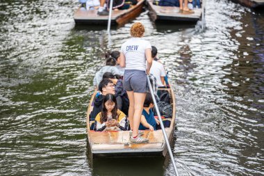 Cambridge, İngiltere, 1 Ağustos 2019. Bahisçi bir direği nehir yatağına doğru itiyor ve bu da topa hareket etme şansı veriyor.