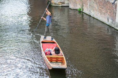 Cambridge, İngiltere, 1 Ağustos 2019. Bahisçi bir direği nehir yatağına doğru itiyor ve bu da topa hareket etme şansı veriyor.
