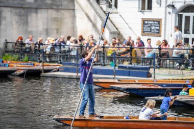 Cambridge, İngiltere, 1 Ağustos 2019. Bahisçi bir direği nehir yatağına doğru itiyor ve bu da topa hareket etme şansı veriyor.