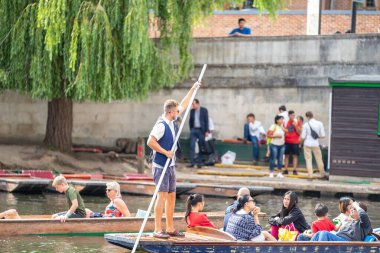 Cambridge, İngiltere, 1 Ağustos 2019. Bahisçi bir direği nehir yatağına doğru itiyor ve bu da topa hareket etme şansı veriyor.