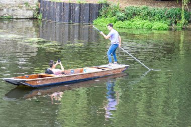 Cambridge, İngiltere, 1 Ağustos 2019. Bahisçi bir direği nehir yatağına doğru itiyor ve bu da topa hareket etme şansı veriyor.