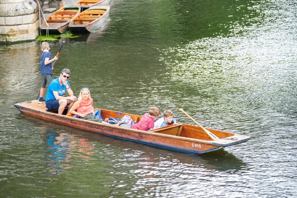 Cambridge, Egyesült Királyság, 2019. augusztus 1. A játékos nekilök egy rudat a folyómedernek, és ez lehetőséget ad a puntnak, hogy mozogjon. — Stock Fotó