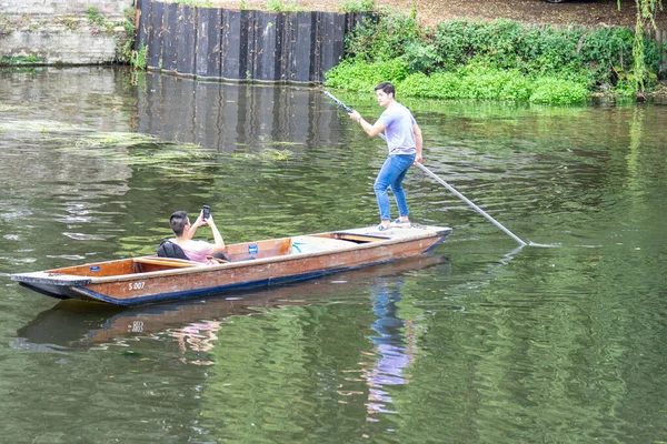Cambridge, Egyesült Királyság, 2019. augusztus 1. A játékos nekilök egy rudat a folyómedernek, és ez lehetőséget ad a puntnak, hogy mozogjon. — Stock Fotó