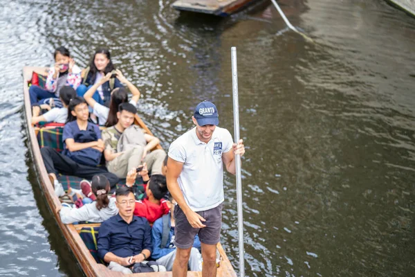 Cambridge, Egyesült Királyság, 2019. augusztus 1. A játékos nekilök egy rudat a folyómedernek, és ez lehetőséget ad a puntnak, hogy mozogjon. — Stock Fotó