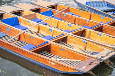 Punt küçük nehirler veya diğer sığ sularda kullanılmak üzere tasarlanmış kare kesilmiş yay ile düz dipli bir tekne. Cambridge, İngiltere