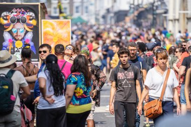 Londra, İngiltere ,25 Ağustos 2019.Notting Hill Karnavalı başkentsokaklarında ki kalabalığın arasına karışArak tüm hızıyla devam ederken, Karayipler rengi Londra'nın batısına geliyor