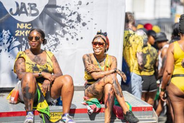 Londra, İngiltere ,25 Ağustos 2019.Notting Hill Karnavalı başkentsokaklarında ki kalabalığın arasına karışArak tüm hızıyla devam ederken, Karayipler rengi Londra'nın batısına geliyor