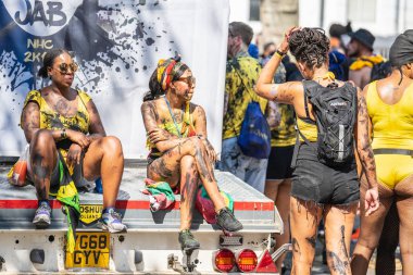 Londra, İngiltere ,25 Ağustos 2019.Notting Hill Karnavalı başkentsokaklarında ki kalabalığın arasına karışArak tüm hızıyla devam ederken, Karayipler rengi Londra'nın batısına geliyor