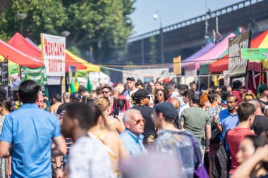 Londra, İngiltere ,25 Ağustos 2019.Notting Hill Karnavalı başkentsokaklarında ki kalabalığın arasına karışArak tüm hızıyla devam ederken, Karayipler rengi Londra'nın batısına geliyor