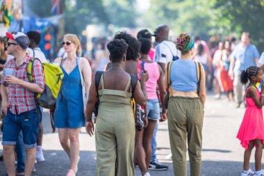 Londra, İngiltere ,25 Ağustos 2019.Notting Hill Karnavalı başkentsokaklarında ki kalabalığın arasına karışArak tüm hızıyla devam ederken, Karayipler rengi Londra'nın batısına geliyor