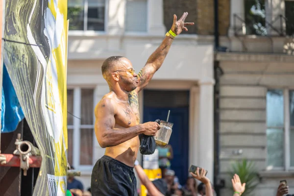 London, Egyesült Királyság, augusztus 25, 2019. Caribbean színes érkezik Nyugat-Londonban, mint Notting Hill Carnival kerül a teljes swing, több százezer csatlakozik a tömeg a főváros utcáin — Stock Fotó