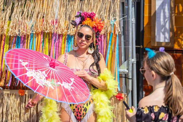 Londen, Verenigd Koninkrijk, 25 augustus 2019. Caribische kleur komt naar West-Londen als Notting Hill carnaval krijgt in volle gang met honderdduizenden toetreden de menigte op de hoofdstad straten — Stockfoto