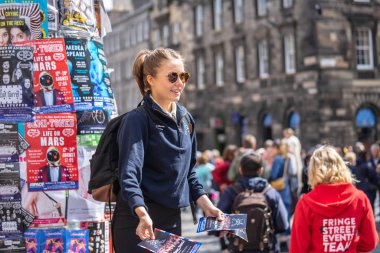 Edinburgh, İskoçya, 8 Ağustos 2019. Broşür dağıtıcıları veya Flyer Distribütörleri. Edinburgh Festivali Sınır Bilim, Edinburgh ya da Edinburgh Sınır Bilim Festivali olarak da bilinir.