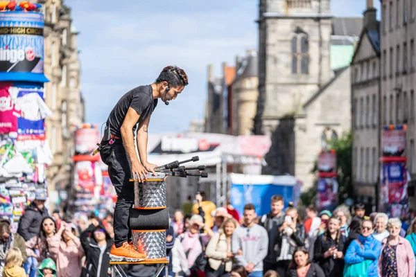 Edinburgh, schottland, 8. august 2019. feuerperformance beinhaltet fähigkeiten, die auf jonglage, schlagstockwirbeln, poi spinning und anderen formen der objektmanipulation beruhen — Stockfoto