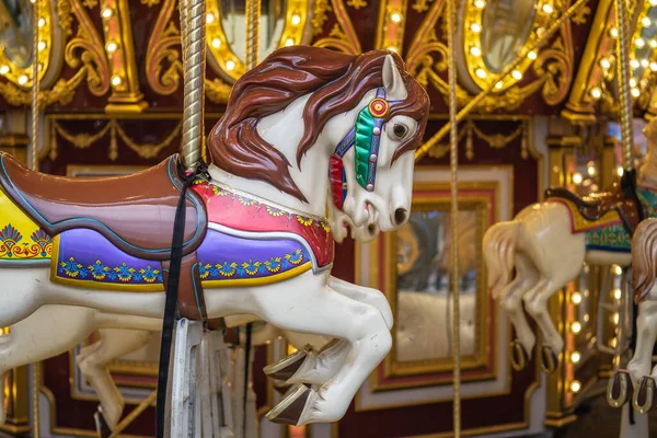 Hyde Park, Londres, Reino Unido 5 de enero de 2020. Un carrusel, alrededor, también conocido como un carrusel alegre —  Fotos de Stock