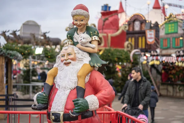 Hyde Park, London, UK 5th January, 2020. Winter wonderland hyde park,plastic artificial Santa and Elf — Stock Photo, Image