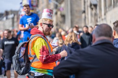 Edinburgh, İskoçya, 8 Ağustos 2019. Broşür dağıtıcıları veya Flyer Distribütörleri. Edinburgh Festivali Sınır Bilim, Edinburgh ya da Edinburgh Sınır Bilim Festivali olarak da bilinir.