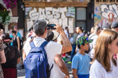 Londra, İngiltere ,25 Ağustos 2019.Notting Hill Karnavalı başkentsokaklarında ki kalabalığın arasına karışArak tüm hızıyla devam ederken, Karayipler rengi Londra'nın batısına geliyor