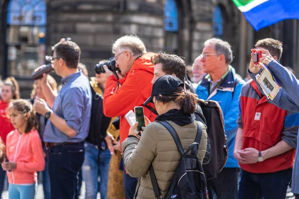 Edinburgh, Skottland, 8 augusti 2019. Fotograf eller bloggare skytte bilder eller video, med hjälp av modern enkel uppsättning av utrustning — Stockfoto