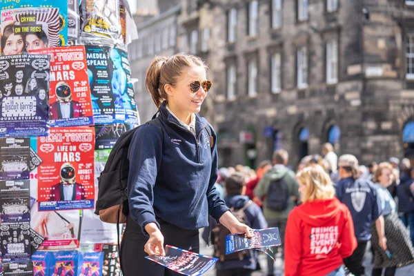 Edinburgh, İskoçya, 8 Ağustos 2019. Broşür dağıtıcıları veya Flyer Distribütörleri. Edinburgh Festivali Sınır Bilim, Edinburgh ya da Edinburgh Sınır Bilim Festivali olarak da bilinir.