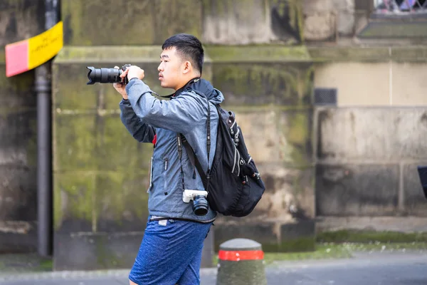 Edimburgo, Escócia, 8 de agosto de 2019. Fotógrafo ou blogueiro fotografar fotos ou vídeo, usando moderno conjunto simples de equipamentos — Fotografia de Stock