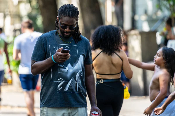 London, Egyesült Királyság, augusztus 25, 2019. Caribbean színes érkezik Nyugat-Londonban, mint Notting Hill Carnival kerül a teljes swing, több százezer csatlakozik a tömeg a főváros utcáin — Stock Fotó