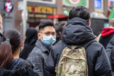 Londra, 26 Ocak 2020. Çin 'deki salgın yüzünden insanlar kendilerini korumak için maske takıyor. Seçici Odaklanma. Koronavirüs karantinası kavramı.