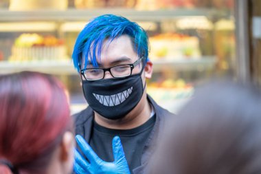 Londra, 26 Ocak 2020. Çin 'deki salgın yüzünden insanlar kendilerini korumak için maske takıyor. Seçici Odaklanma. Koronavirüs karantinası kavramı.