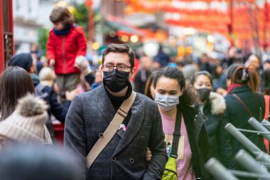 Londra, 26 Ocak 2020. Çin 'deki salgın yüzünden insanlar kendilerini korumak için maske takıyor. Seçici Odaklanma. Koronavirüs karantinası kavramı.