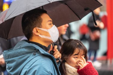 Londra, 26 Ocak 2020. Çin 'deki salgın yüzünden insanlar kendilerini korumak için maske takıyor. Seçici Odaklanma. Koronavirüs karantinası kavramı.