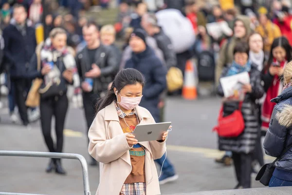 London den 26 januari 2020. Människor bär ansiktsmasker för att skydda sig själva på grund av epidemi i Kina. Selektivt fokus. Begreppet karantän för coronavirus. — Stockfoto