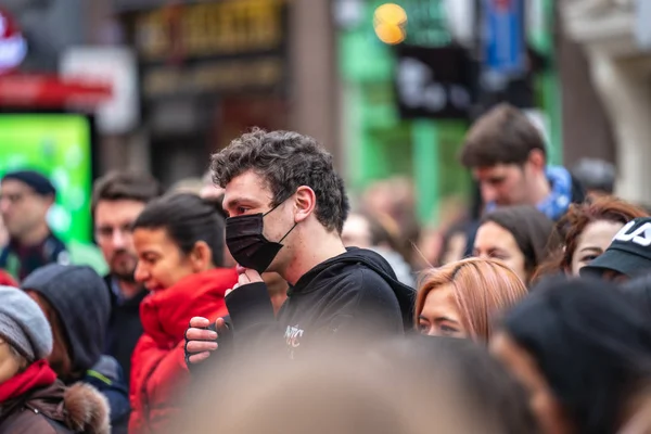 Londra, 26 Ocak 2020. Çin 'deki salgın yüzünden insanlar kendilerini korumak için maske takıyor. Seçici Odaklanma. Koronavirüs karantinası kavramı.