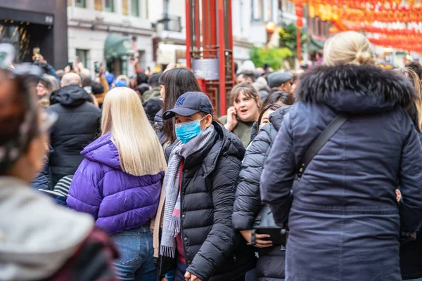 London den 26 januari 2020. Människor bär ansiktsmasker för att skydda sig själva på grund av epidemi i Kina. Selektivt fokus. Begreppet karantän för coronavirus. — Stockfoto