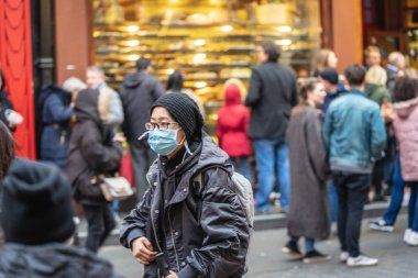 Londra, 26 Ocak 2020. Çin 'deki salgın yüzünden insanlar kendilerini korumak için maske takıyor. Seçici Odaklanma. Koronavirüs karantinası kavramı.