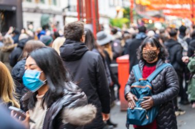 Londra, 26 Ocak 2020. Çin 'deki salgın yüzünden insanlar kendilerini korumak için maske takıyor. Seçici Odaklanma. Koronavirüs karantinası kavramı.