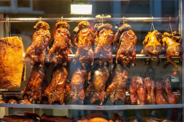 Londra, 26 Ocak 2020. Çin lokantasında ördekler. Londra Çin Mahallesi