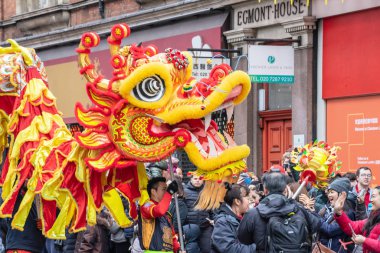 Londra, 26 Ocak 2020. Londra Çin Mahallesi 'ndeki geçit töreni üyeleri. Çin Yeni Yıl kutlamaları. Seçici odak
