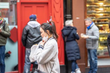 Londra, 26 Ocak 2020. Çin 'deki salgın yüzünden insanlar kendilerini korumak için maske takıyor. Seçici Odaklanma. Koronavirüs karantinası kavramı.