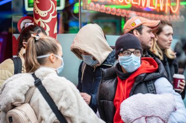 Londra, 26 Ocak 2020. Çin 'deki salgın yüzünden insanlar kendilerini korumak için maske takıyor. Seçici Odaklanma. Koronavirüs karantinası kavramı.
