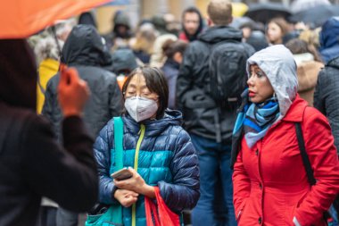 Londra, 26 Ocak 2020. Çin 'deki salgın yüzünden insanlar kendilerini korumak için maske takıyor. Seçici Odaklanma. Koronavirüs karantinası kavramı.