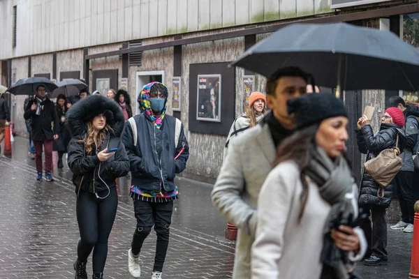London den 26 januari 2020. Människor bär ansiktsmasker för att skydda sig själva på grund av epidemi i Kina. Selektivt fokus. Begreppet karantän för coronavirus. — Stockfoto