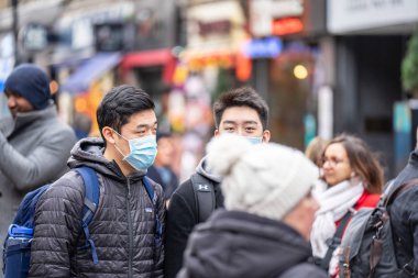 Londra, 26 Ocak 2020. Çin 'deki salgın yüzünden insanlar kendilerini korumak için maske takıyor. Seçici Odaklanma. Koronavirüs karantinası kavramı.
